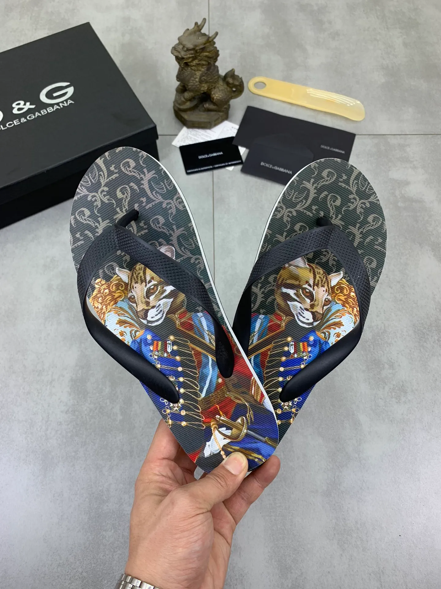 Men's Men's Shoes💰P220💰[New Style]🆘[DG]Official Website Couple🧑‍🤝‍🧑Hot-selling Dolce & Gabbana Men's Flip-Flops are on sale at the counter simultaneously! Original fabric imported from Italy. Original bottom provided by the original factory. Size: Adult 36-45. Children’s size: 30-37. Multiple colors available.